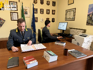 Badante in nero mentre incassava la Naspi: controlli della Finanza a Falconara